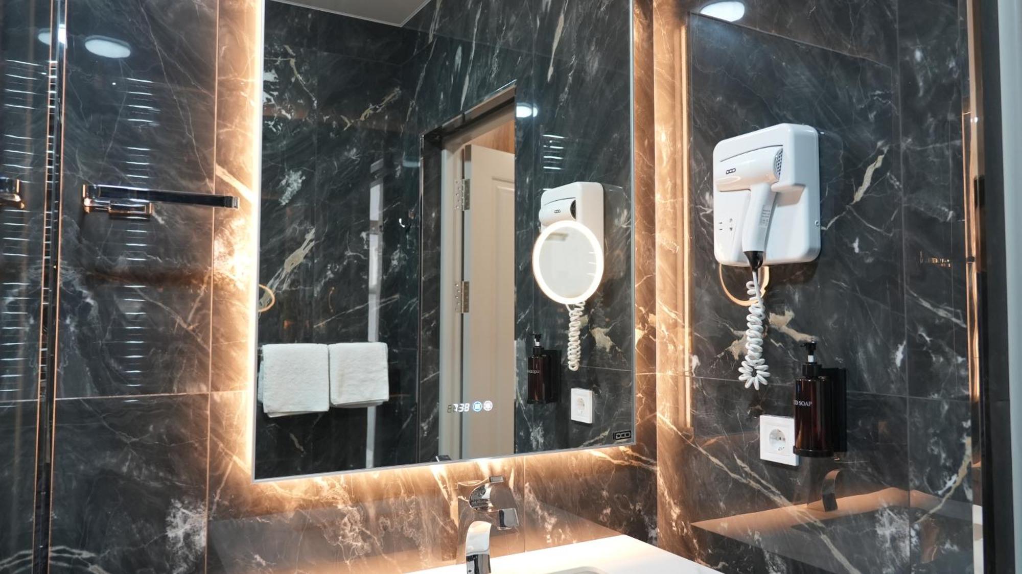 Avant Express Hotel Pool&Spa ทาชเคนต์ ภายนอก รูปภาพ
